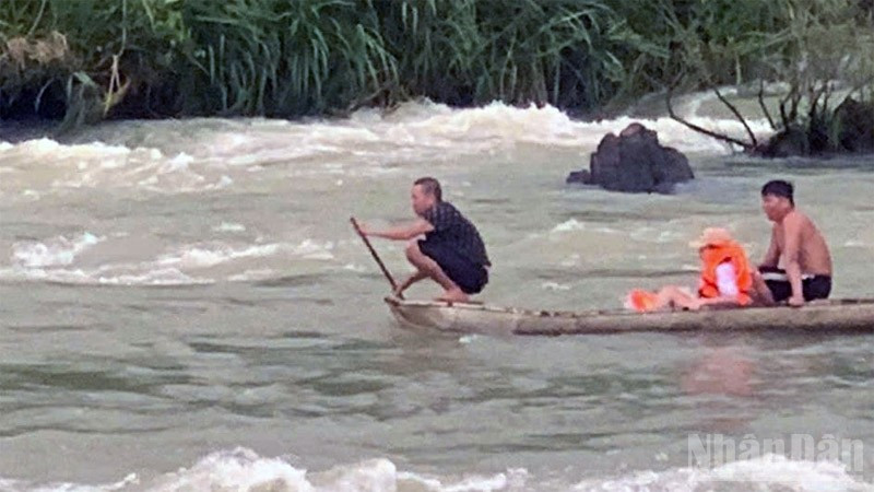 Ông Đỗ Thanh Dũng và ông Vũ Chi Lâm phối hợp chèo thuyền băng qua dòng nước chảy xiết ứng cứu đưa 3 người mắc kẹt giữa hồ thủy điện vào bờ an toàn. ndo_br_3.jpg