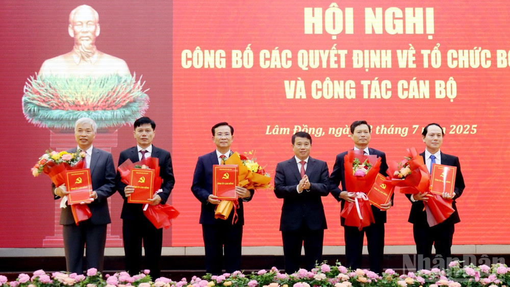 Bí thư Tỉnh ủy Lâm Đồng trao quyết định Bí thư Đảng ủy Ủy ban nhân dân tỉnh đối với đồng chí Hồ Văn Mười, Phó Bí thư Tỉnh ủy, Chủ tịch Ủy ban nhân dân tỉnh và các Phó Bí thư Đảng ủy Ủy ban nhân dân tỉnh Lâm Đồng. ndo_br_17.jpg