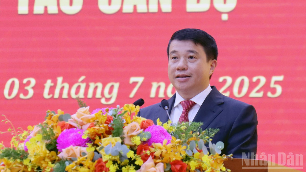 Đồng chí Y Thanh Hà Niê Kđăm, Ủy viên Trung ương Đảng, Bí thư Tỉnh ủy, Trưởng đoàn đại biểu Quốc hội tỉnh Lâm Đồng phát biểu ý kiến tại hội nghị. ndo_br_4.jpg