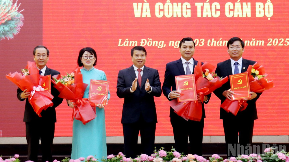 Bí thư Tỉnh ủy Lâm Đồng trao quyết định Bí thư Đảng ủy các cơ quan Đảng tỉnh đối với đồng chí Nguyễn Hoài Anh, Ủy viên dự khuyết Trung ương Đảng, Phó Bí thư thường trực Tỉnh ủy và các Phó Bí thư Đảng ủy các cơ quan Đảng tỉnh Lâm Đồng. ndo_br_18.jpg