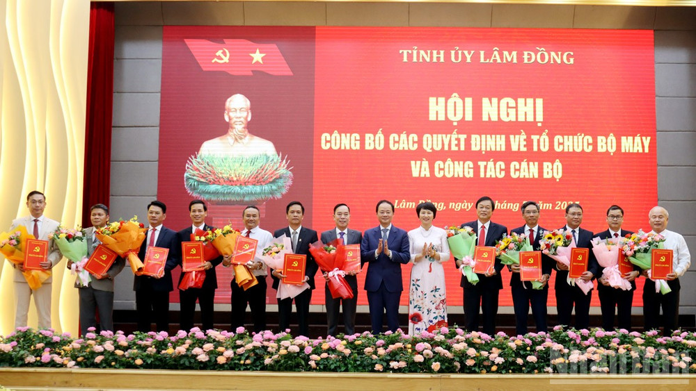 Lãnh đạo tỉnh Lâm Đồng trao quyết định cho Tổng Biên tập và các Phó Tổng Biên tập Báo và Phát thanh truyền hình Lâm Đồng. ndo_br_19.jpg