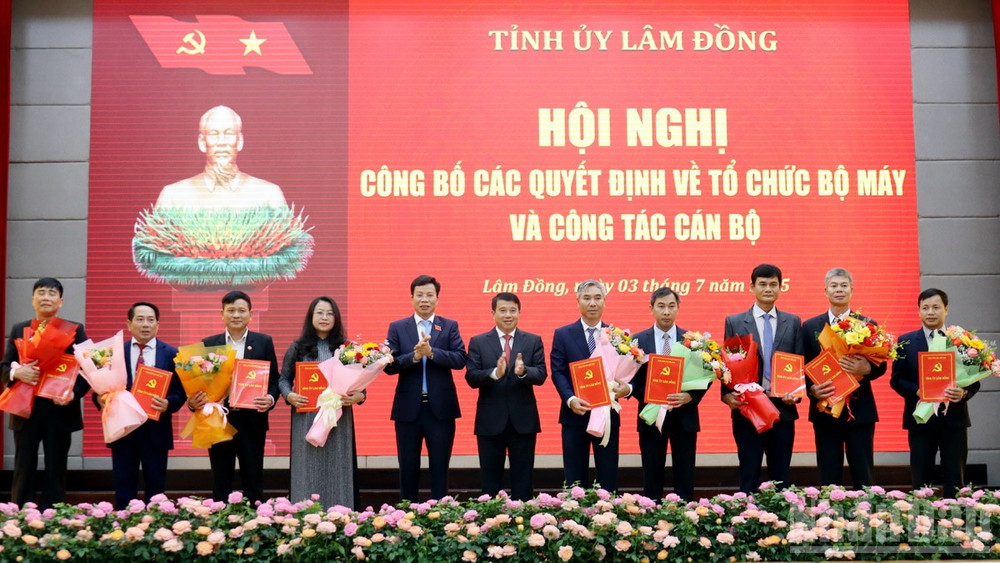 Thường trực Tỉnh ủy Lâm Đồng trao quyết định cho các đồng chí lãnh đạo Ủy ban Kiểm tra Tỉnh ủy. ndo_br_20-ubkt.jpg