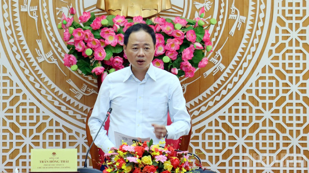 Chủ tịch Ủy ban nhân dân tỉnh Lâm Đồng Trần Hồng Thái phát biểu ý kiến tại hội nghị. ndo_br_5.jpg