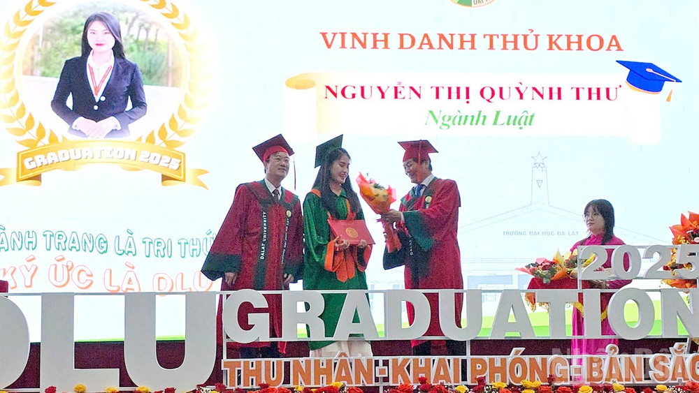 Hiệu trưởng Trường đại học Đà Lạt (bên trái) và Chủ tịch Hội đồng trường Mai Minh Nhật vinh danh sinh viên thủ khoa. ndo_br_dl-5.jpg