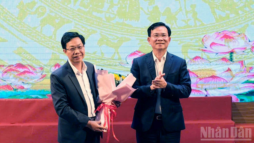 Chủ tịch Ủy ban nhân dân tỉnh Lâm Đồng Hồ Văn Mười động viên cán bộ, công chức, viên chức cấp tỉnh tăng cường cơ sở tại lễ ra quân. ndo_br_2-7235.jpg