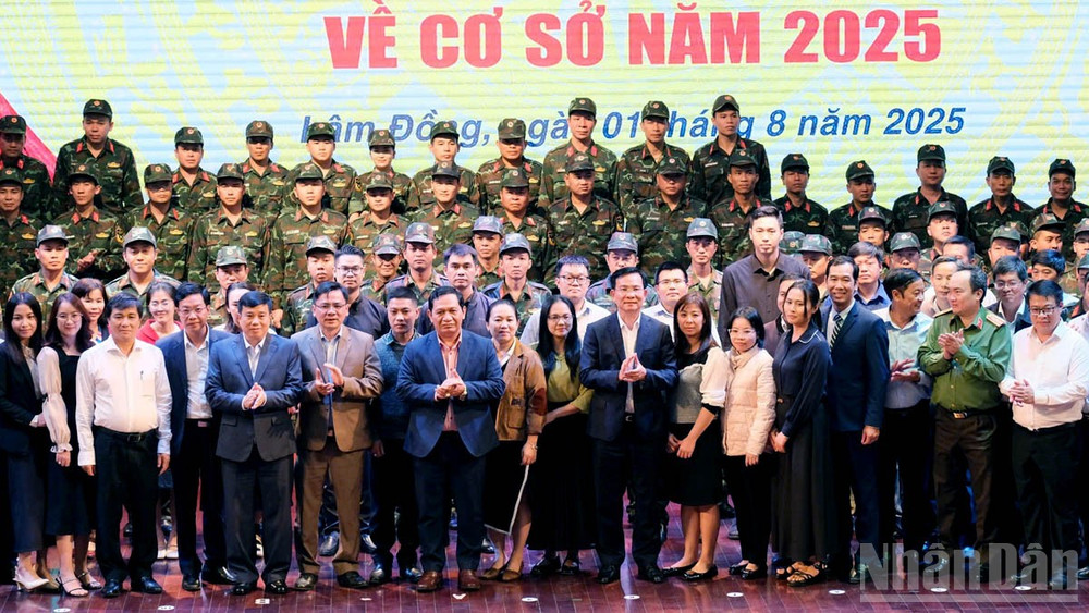Lãnh đạo tỉnh Lâm Đồng với công chức, viên chức và chiến sĩ công an, quân đội tại lễ ra quân tăng cường về cơ sở năm 2025. ndo_br_1-9164.jpg