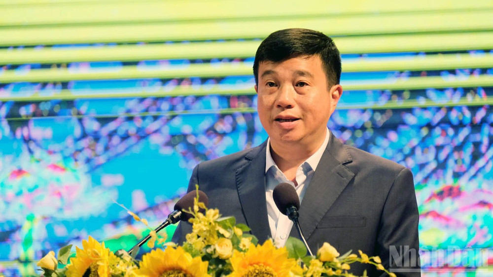 Đồng chí Y Thanh Hà Niê Kđăm biểu dương các công chức, viên chức và chiến sĩ công an, quân đội được lựa chọn tham gia đợt biệt phái lần này. ndo_br_6-5963.jpg