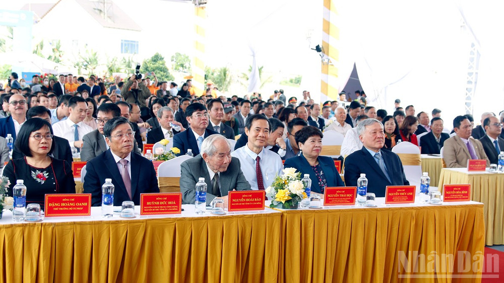Đại biểu tham dự lễ khởi công. ndo_br_16.jpg
