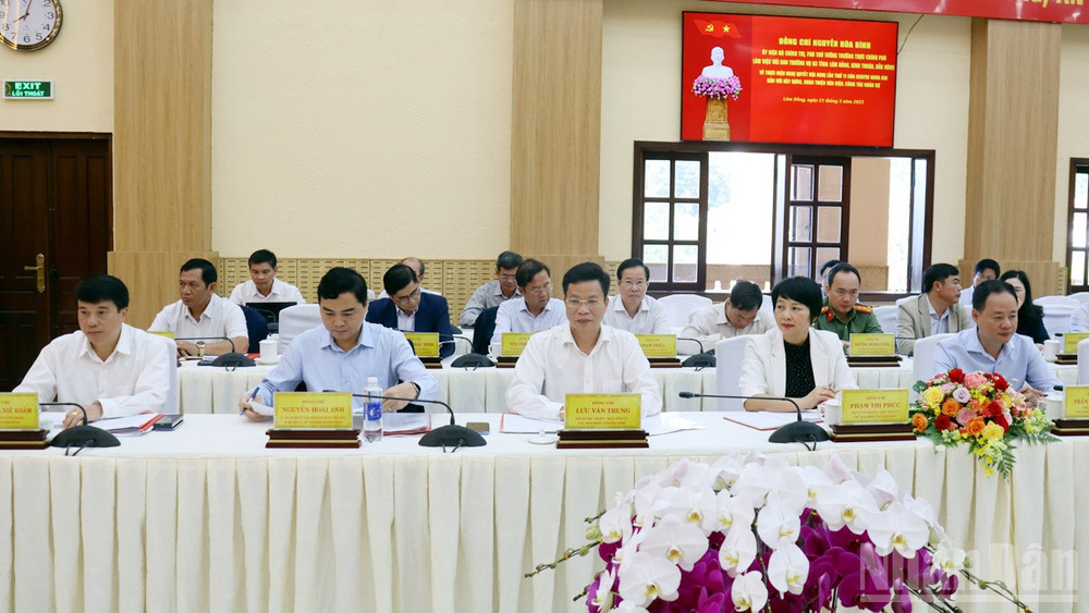 Lãnh đạo tỉnh Lâm Đồng, Bình Thuận, Đắk Nông tại buổi làm việc với Ban Thường vụ 3 tỉnh, do đồng chí Nguyễn Hòa Bình, Ủy viên Bộ Chính trị, Phó Thủ tướng Thường trực Chính phủ chủ trì, ngày 21/5. ndo_br_4.jpg
