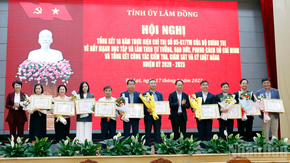 Tỉnh ủy Lâm Đồng tặng bằng khen các cá nhân có thành tích xuất sắc trong công tác kiểm tra, giám sát, nhiệm kỳ 2020-2025. ndo_br_3-6625.jpg