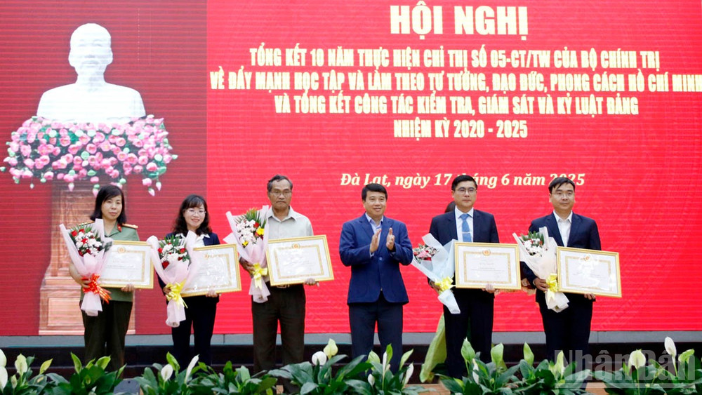 Tỉnh ủy Lâm Đồng tặng bằng khen các tập thể có thành tích xuất sắc trong công tác kiểm tra, giám sát, nhiệm kỳ 2020-2025. ndo_br_4-3841.jpg
