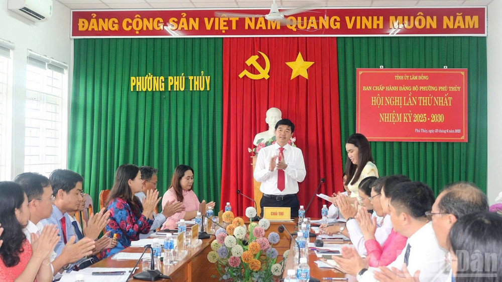 Theo đại diện lãnh đạo Ủy ban nhân dân phường Phú Thủy, hệ thống phần mềm hoạt động rất nhanh, hiệu quả, thao tác rất gọn, chưa ghi nhận khó khăn. ndo_br_phu-thuy-4.jpg