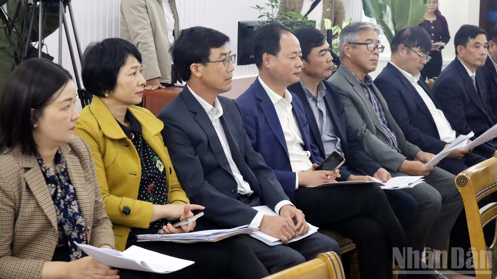 Lãnh đạo tỉnh Lâm Đồng theo dõi quá trình vận hành thử nghiệm tại Trung tâm phục vụ hành chính công phường Xuân Hương-Đà Lạt. ndo_br_xh.jpg