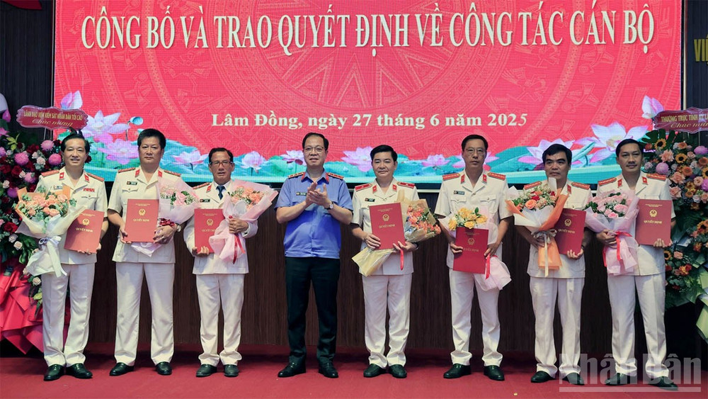 Phó Viện trưởng Viện Kiểm sát nhân dân tối cao Trần Hải Quân trao quyết định bổ nhiệm các Phó Viện trưởng Viện Kiểm sát nhân dân tỉnh Lâm Đồng mới. ndo_br_ks-4.jpg