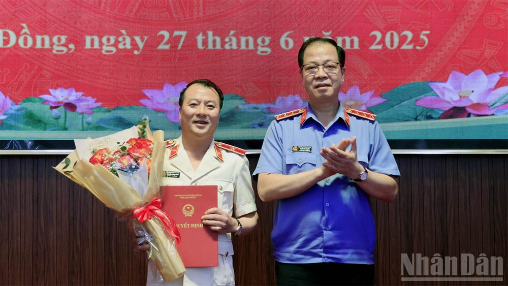 Phó Viện trưởng Viện Kiểm sát nhân dân tối cao Trần Hải Quân trao quyết định bổ nhiệm ông Nguyễn Thành Minh giữ chức Viện trưởng Viện Kiểm sát nhân dân tỉnh Lâm Đồng mới. ndo_br_ks-1.jpg