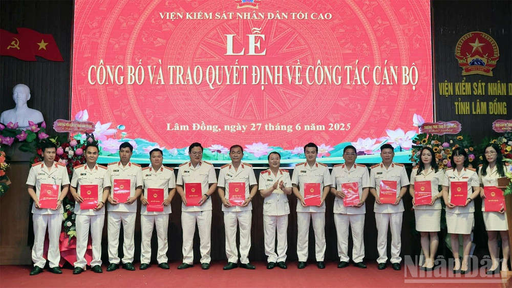 Viện trưởng Viện Kiểm sát nhân dân tỉnh Lâm Đồng trao quyết định bổ nhiệm các Viện trưởng, Phó Viện trưởng thuộc 17 khu vực tỉnh Lâm Đồng mới. ndo_br_ks-3.jpg