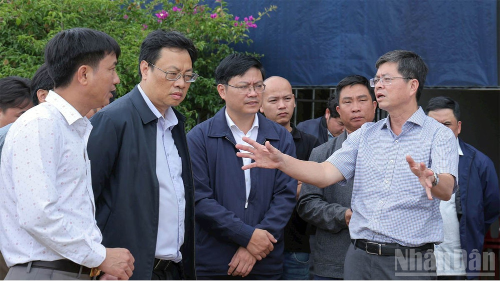 Phó Chủ tịch Ủy ban nhân dân tỉnh Lâm Đồng Nguyễn Hồng Hải trao đổi với đơn vị, địa phương liên quan trong chuyến kiểm tra tình hình thực hiện Dự án đầu tư xây dựng đường bộ cao tốc Bảo Lộc-Liên Khương. ndo_br_9.jpg