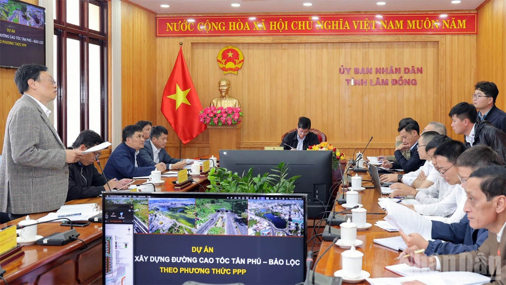 Lãnh đạo Ban quản lý Dự án giao thông tỉnh Lâm Đồng báo cáo tiến độ dự án. ndo_br_5.jpg