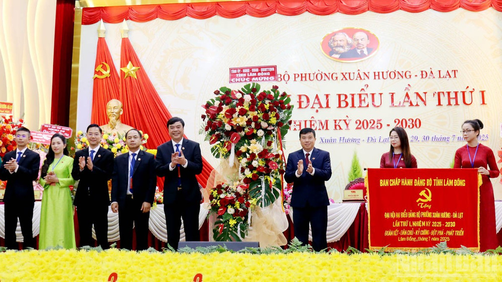 Bí thư Tỉnh ủy Lâm Đồng Y Thanh Hà Niê Kđăm tặng lẵng hoa và bức trướng của Ban Chấp hành Đảng bộ tỉnh chúc mừng đại hội. ndo_br_3.jpg