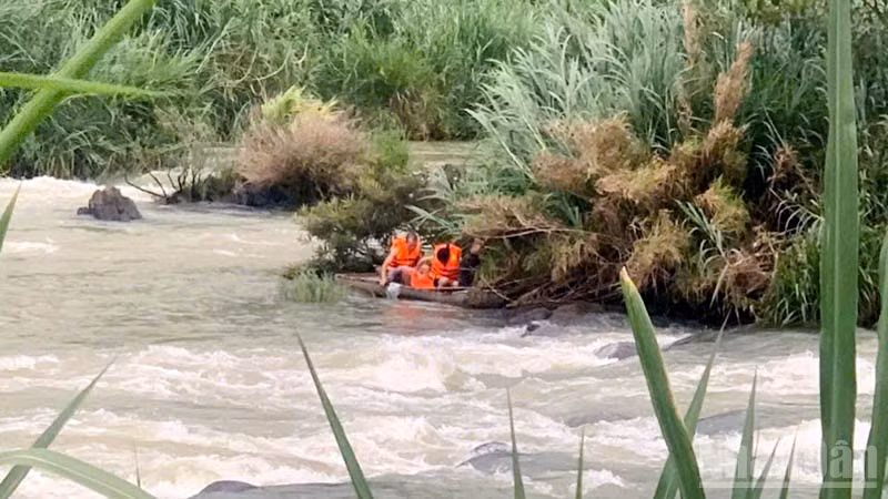 Lực lượng chức năng triển khai phương án cứu hộ những người bị mắc kẹt giữa hồ thủy điện khi nước dâng cao, chảy xiết.