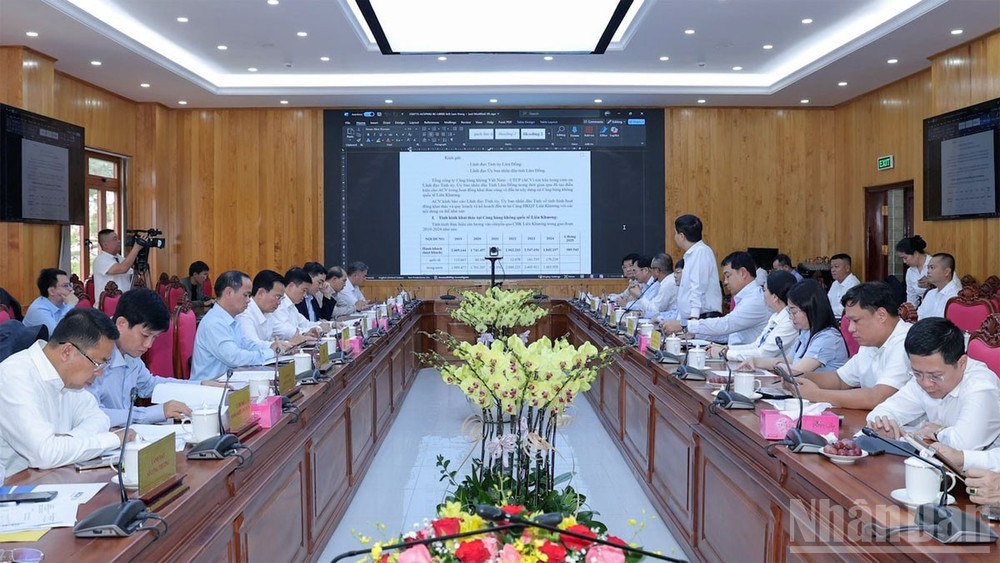 Quang cảnh buổi làm việc. ndo_br_quang-canh.jpg
