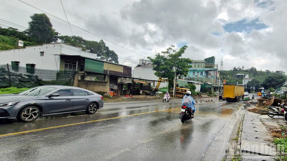 Đến khoảng 15 giờ cùng ngày, giao thông qua lại trên đèo Bảo Lộc và đoạn qua cống ngang Quốc lộ 20 cơ bản thông suốt. ndo_br_8-9475.jpg