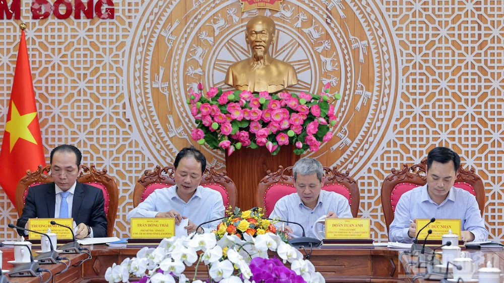 Chủ tịch Ủy ban nhân dân tỉnh Lâm Đồng Trần Hồng Thái (thứ hai, bên trái) và lãnh đạo liên danh các nhà đầu tư ký kết hợp đồng. ndo_br_1-anh-thai-2.jpg