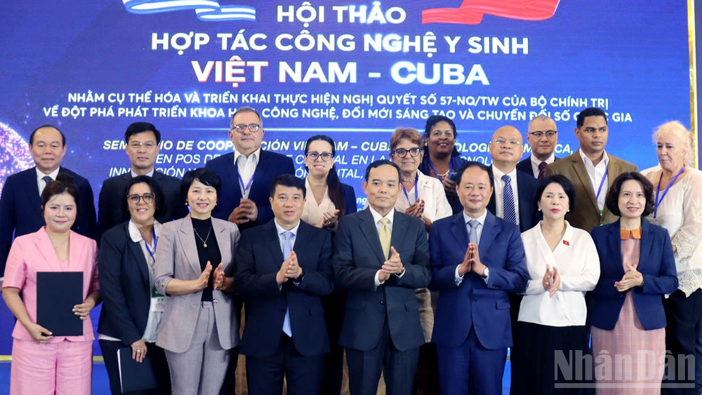 Đồng chí Trần Lưu Quang, lãnh đạo tỉnh Lâm Đồng và đại biểu đến từ Cuba tại hội thảo. ndo_br_18.jpg
