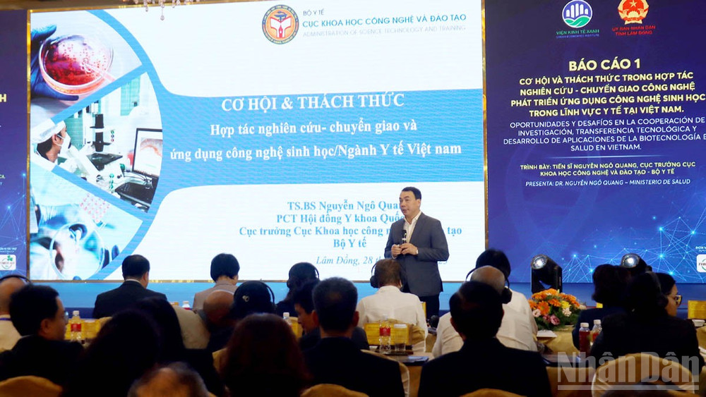 Đại biểu đến từ Bộ Y tế Việt Nam tham luận tại hội thảo. ndo_br_2.jpg