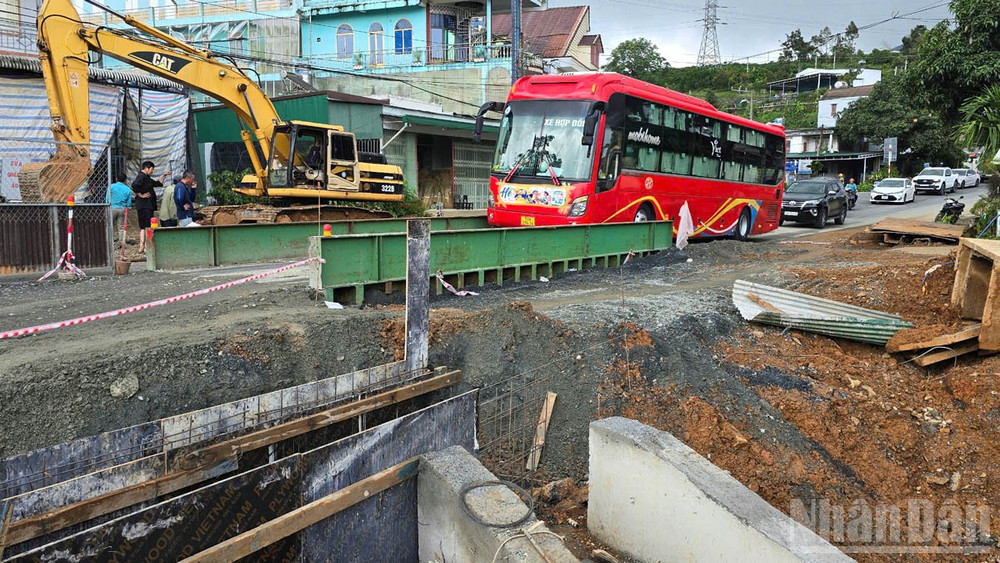 Phương tiện lưu thông một chiều qua đoạn thi công. ndo_br_10-589.jpg