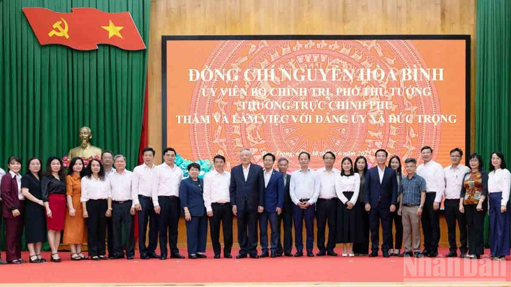 Đồng chí Nguyễn Hòa Bình và lãnh đạo Trung ương, tỉnh Lâm Đồng với cán bộ, công chức xã Đức Trọng. ndo_br_3-9434.jpg