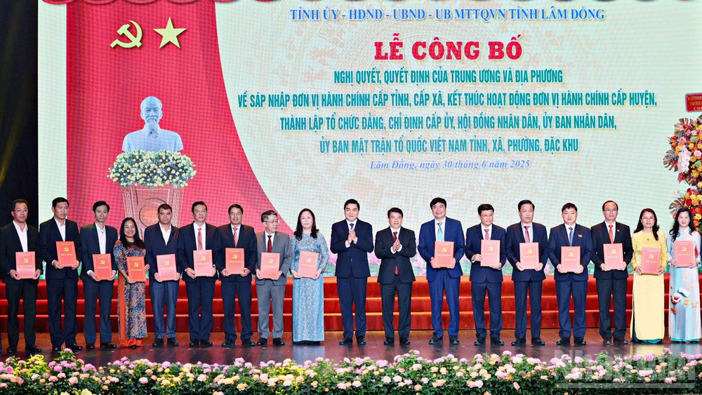 Đồng chí Y Thanh Hà Niê Kđăm, Ủy viên Trung ương Đảng, Bí thư Tỉnh ủy, Trưởng Đoàn đại biểu Quốc hội khóa XV tỉnh Lâm Đồng, và đồng chí Nguyễn Hoài Anh, Ủy viên dự khuyết Trung ương Đảng, Phó Bí thư Thường trực Tỉnh ủy Lâm Đồng trao các nghị quyết, quyết định của Trung ương cho các đồng chí Bí thư Đảng ủy; lãnh đạo xã, phường, đặc khu trên địa bàn tỉnh Lâm Đồng. ndo_br_xa.jpg