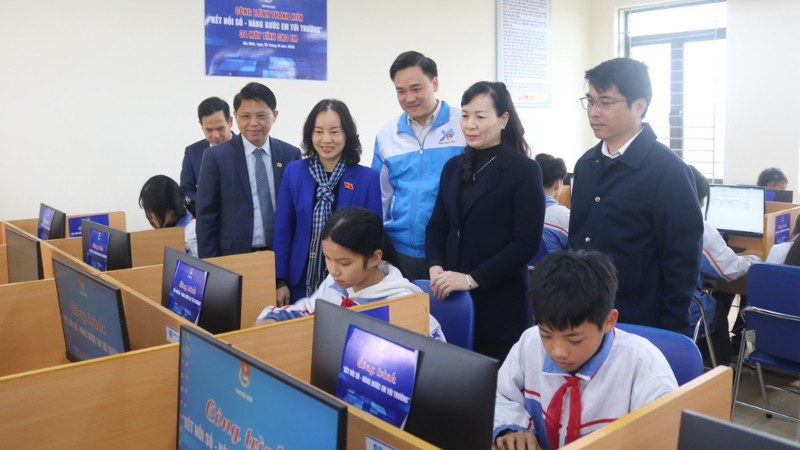 Các đại biểu tham quan công trình thanh niên "Kết nối số-nâng bước em tới trường" vừa được khánh thành.