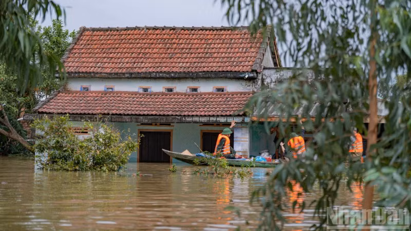 Nhiều nhà dân ở Đà Nẵng bị ngập sâu. (Ảnh: PHAN HẢI TÙNG LÂM)