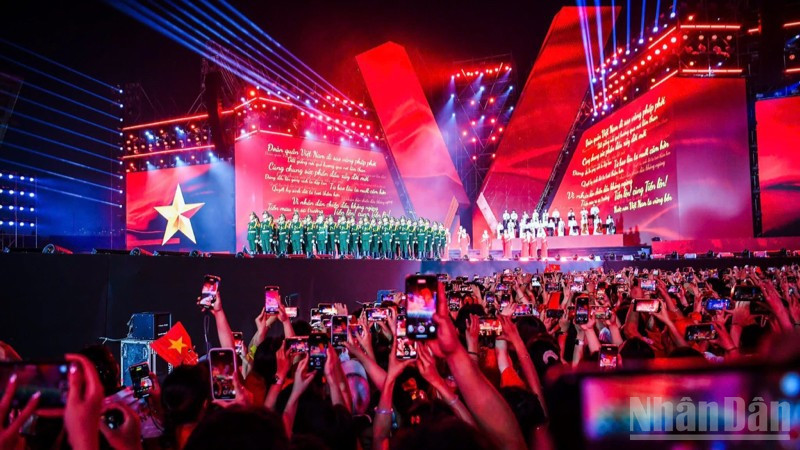 Chương trình nghệ thuật "Tổ quốc trong tim” diễn ra tại Sân vận động Quốc gia Mỹ Đình (Hà Nội) thu hút đông đảo khán giả. 