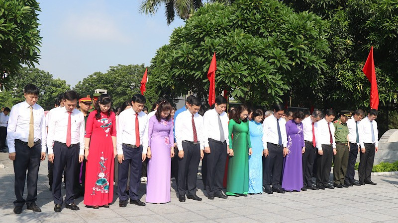 Đoàn đại biểu tỉnh Bắc Ninh thành kính tưởng niệm tại Khu lưu niệm Tổng Bí thư Nguyễn Văn Cừ (phường Phù Khê).