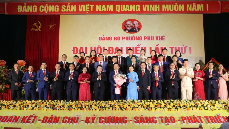 Lãnh đạo tỉnh tặng hoa chúc mừng Ban chấp hành Đảng bộ phường Phù Khê, nhiệm kỳ 2025-2030.