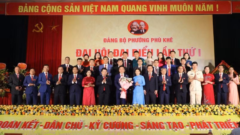 Lãnh đạo tỉnh tặng hoa chúc mừng Ban chấp hành Đảng bộ phường Phù Khê, nhiệm kỳ 2025-2030.