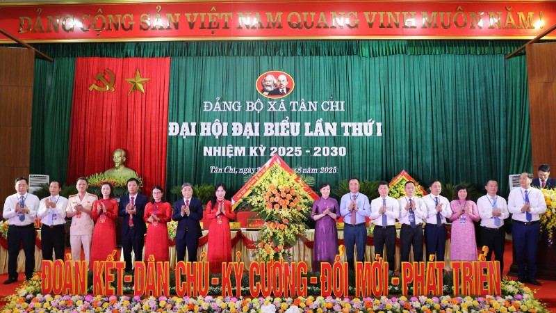 Lãnh đạo tỉnh Bắc Ninh tặng hoa chúc mừng Đại hội.