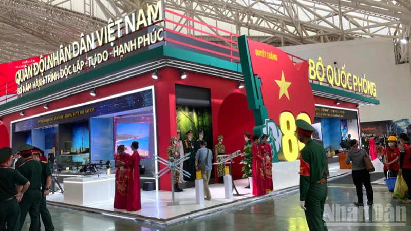 Không gian trưng bày trong nhà của Bộ Quốc phòng. 