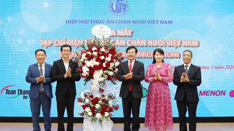 Lãnh đạo Hiệp hội Thức ăn chăn nuôi Việt Nam chúc mừng Tạp chí điện tử Thức ăn chăn nuôi Việt Nam ra mắt.