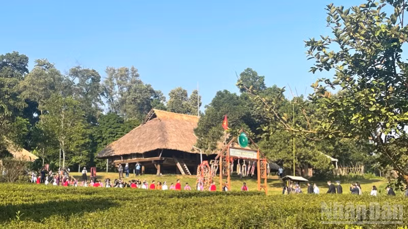 Làng Văn hóa-Du lịch các dân tộc Việt Nam là thiết chế quan trọng trong mạng lưới cơ sở văn hóa quốc gia. 