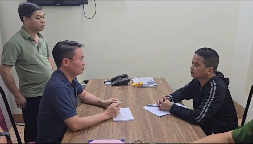 Thiếu tướng Nguyễn Minh Tuấn trực tiếp lấy lời khai đối tượng giết chết 3 người Vũ Phương Nhung.