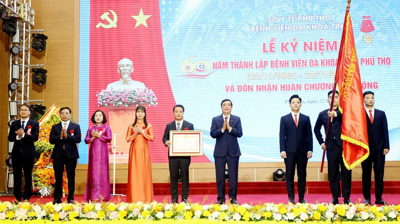 Lãnh đạo tỉnh Phú Thọ trao Huân chương Lao động hạng Ba cho Bệnh viện đa khoa tỉnh Phú Thọ.