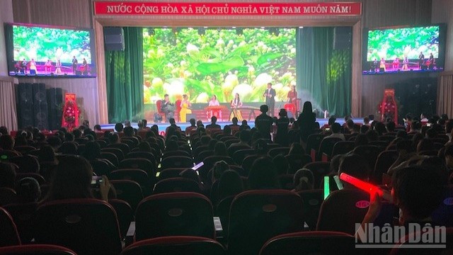 Biểu diễn văn nghệ tại chương trình giao lưu. 
