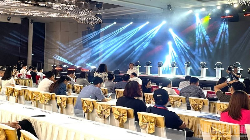 Thứ trưởng Văn hóa, Thể thao và Du lịch Tạ Quang Đông làm việc với các tiểu ban. 