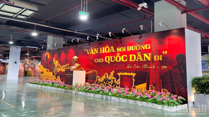 Không gian trưng bày sinh động, thu hút đông khách tham quan.