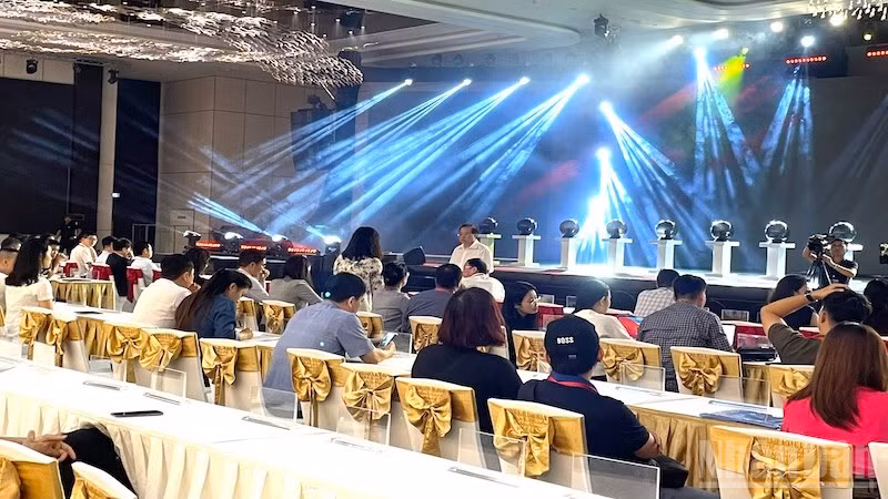 Thứ trưởng Văn hóa, Thể thao và Du lịch Tạ Quang Đông làm việc với các tiểu ban. 