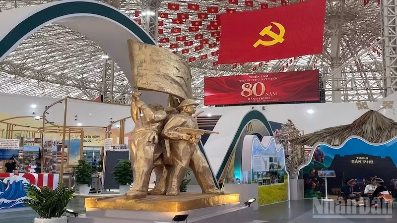 Khối mô hình tượng đài Chiến thắng Điện Biên Phủ tại không gian trưng bày của tỉnh Điện Biên. 