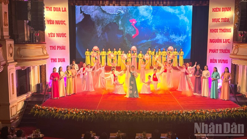 Chương trình văn nghệ chào mừng đại hội. 